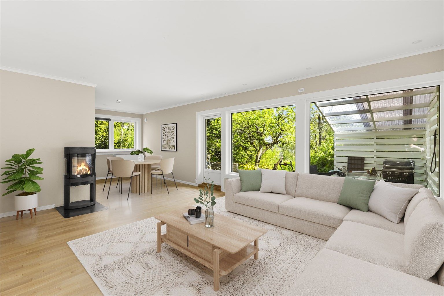 Deilig og pent oppusset stue med rikelig med dagslys (Digital styling)