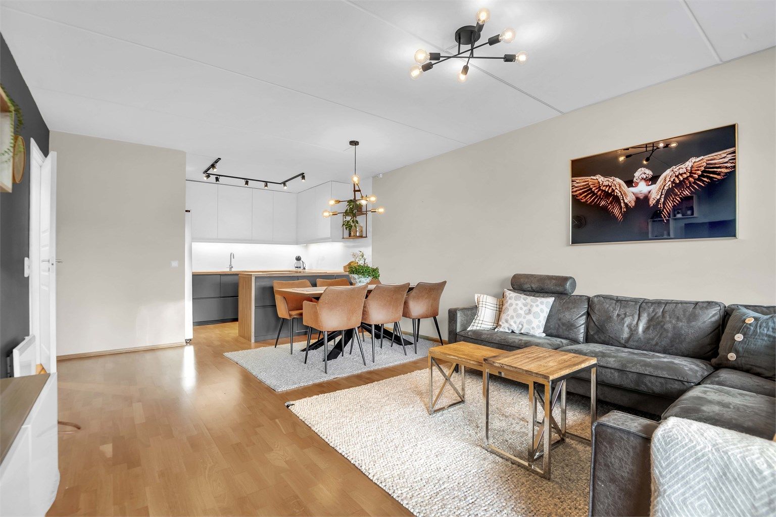 Velkommen til Haganjordet 30 på Rud. En moderne og pen 3-roms, med heis og garasje i bygget. Stor terrasse vendt mot vest. 