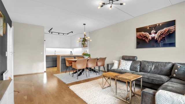 Velkommen til Haganjordet 30 på Rud. En moderne og pen 3-roms, med heis og garasje i bygget. Stor terrasse vendt mot vest.