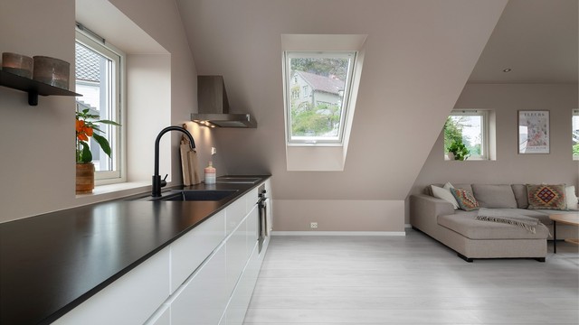 Kjøkkeninnredningen har nedfelt platetopp i benkeplate og integrert oppvaskmaskin og komfyr. Kjøleskapet er plassert i nisje i stuedelen