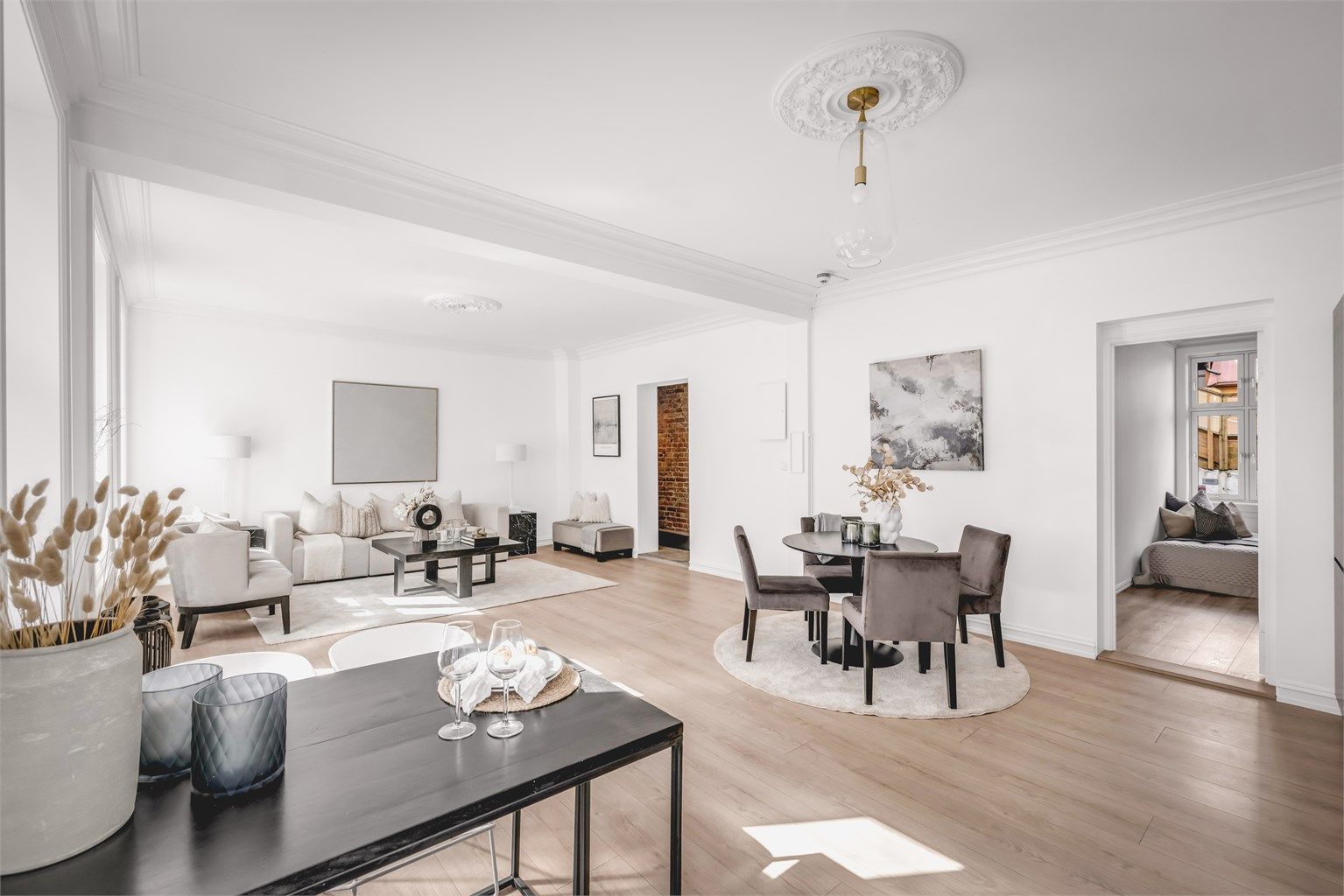 Leiligheten har en åpen stue- og kjøkkenløsning som gir en naturlig sosial sone.