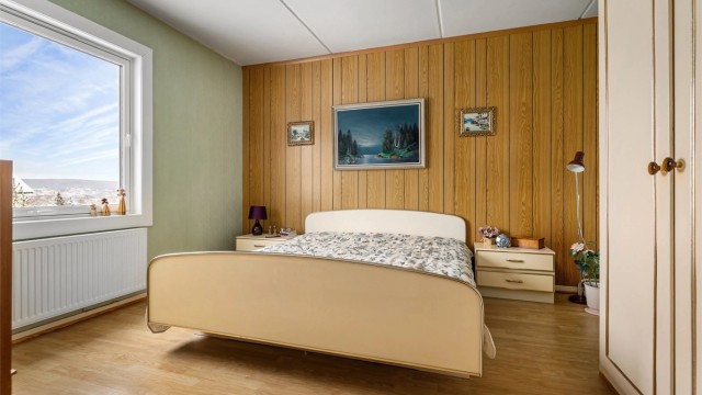 Hovedsoverommet har god størrelse og rikelig med plass til dobbeltseng og tilhørende nattbord