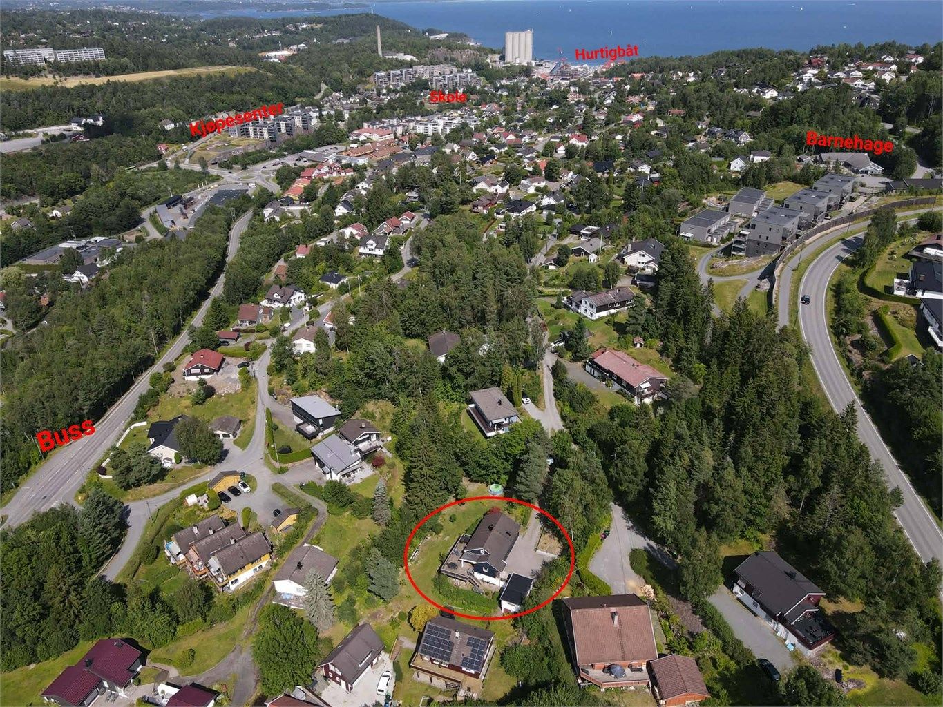 Kort vei til bussholdeplass, barnehager og Slemmestad sentrum med butikker og servicetilbud.