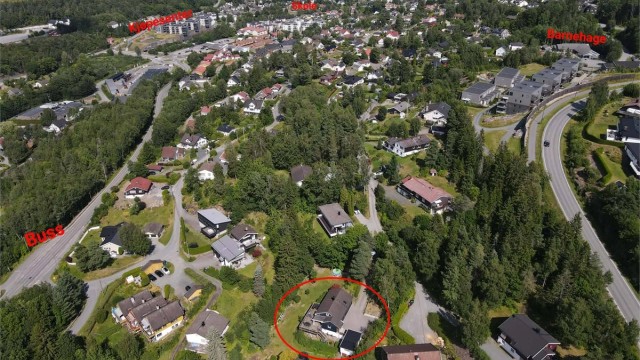 Kort vei til bussholdeplass, barnehager og Slemmestad sentrum med butikker og servicetilbud.