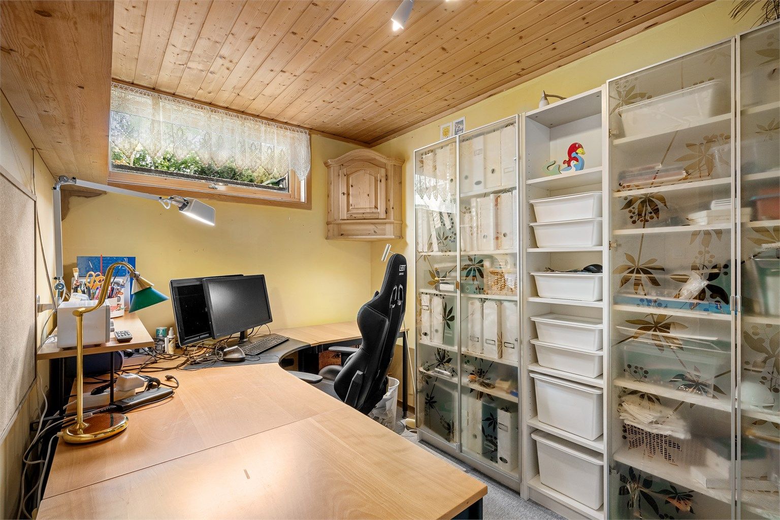 Hobbyrom/kontor med god plass til skrivepult, skap og plass til et skikkelig hjemmekontor. Eventuelt kan det være et gjesterom. 
