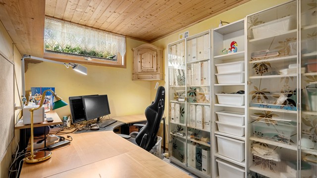 Hobbyrom/kontor med god plass til skrivepult, skap og plass til et skikkelig hjemmekontor. Eventuelt kan det være et gjesterom.