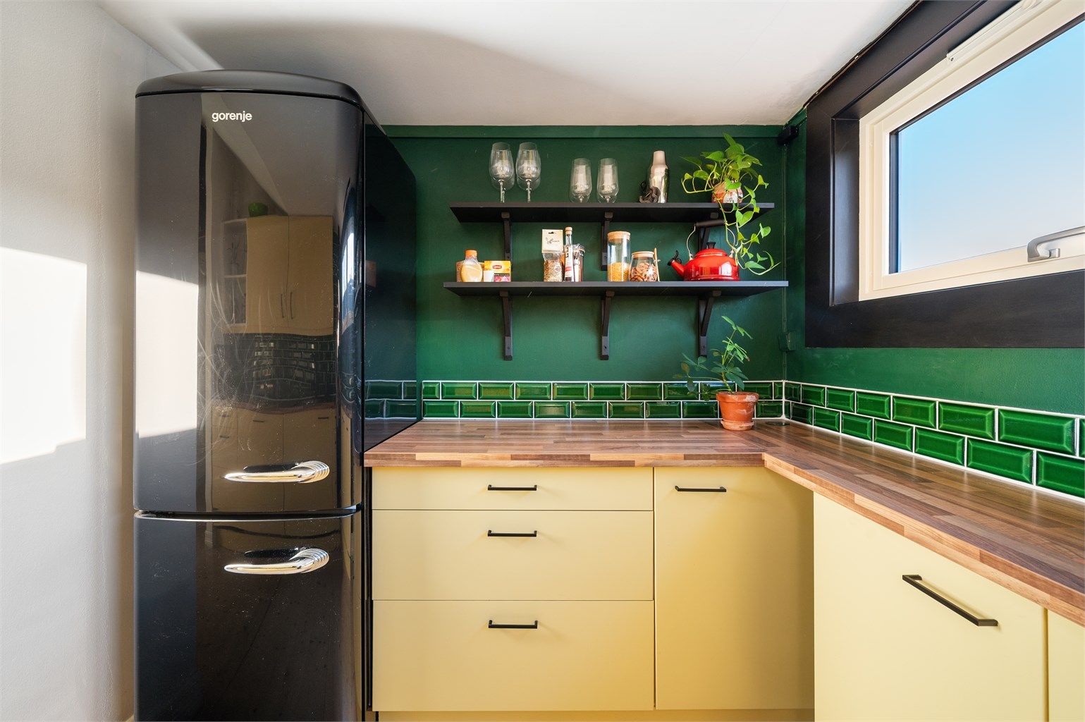 Frittstående kjøleskap med fryser.