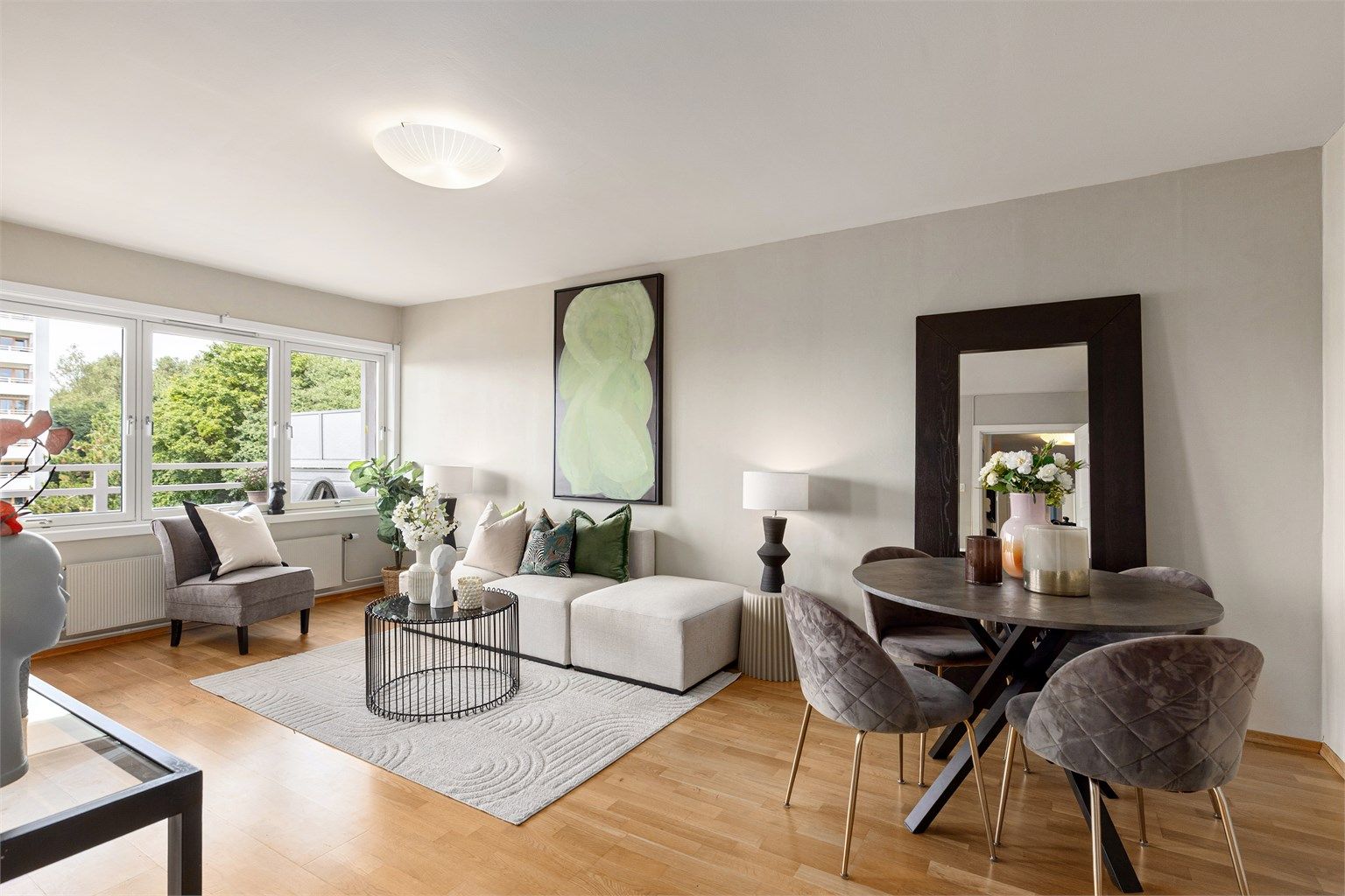 Leiligheten har en flott planløsning med store vindusflater som gir naturlig lys til rommene 