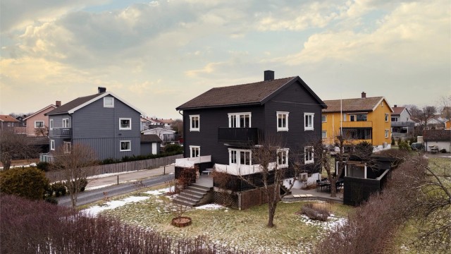 Øraveien 3A i Kongsten Hageby presenteres av Karl Robert Hansen i Krogsveen.
Fotograf; Kristoffer Kristiansen.