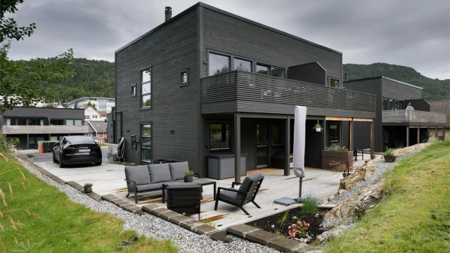 Velkommen til Tunvegen 29B, en nyere moderne halvpart av vertikaldelt tomannsbolig med påkostet standard