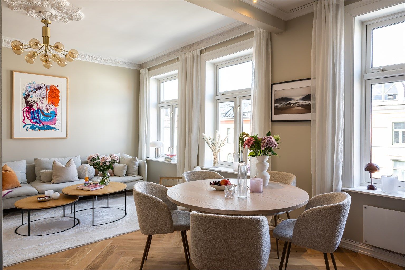 Leiligheten kombinerer klassisk sjarm med moderne oppgraderinger, og har en gjennomgående god standard med flotte detaljer som stukkatur, rosett og peisovn.