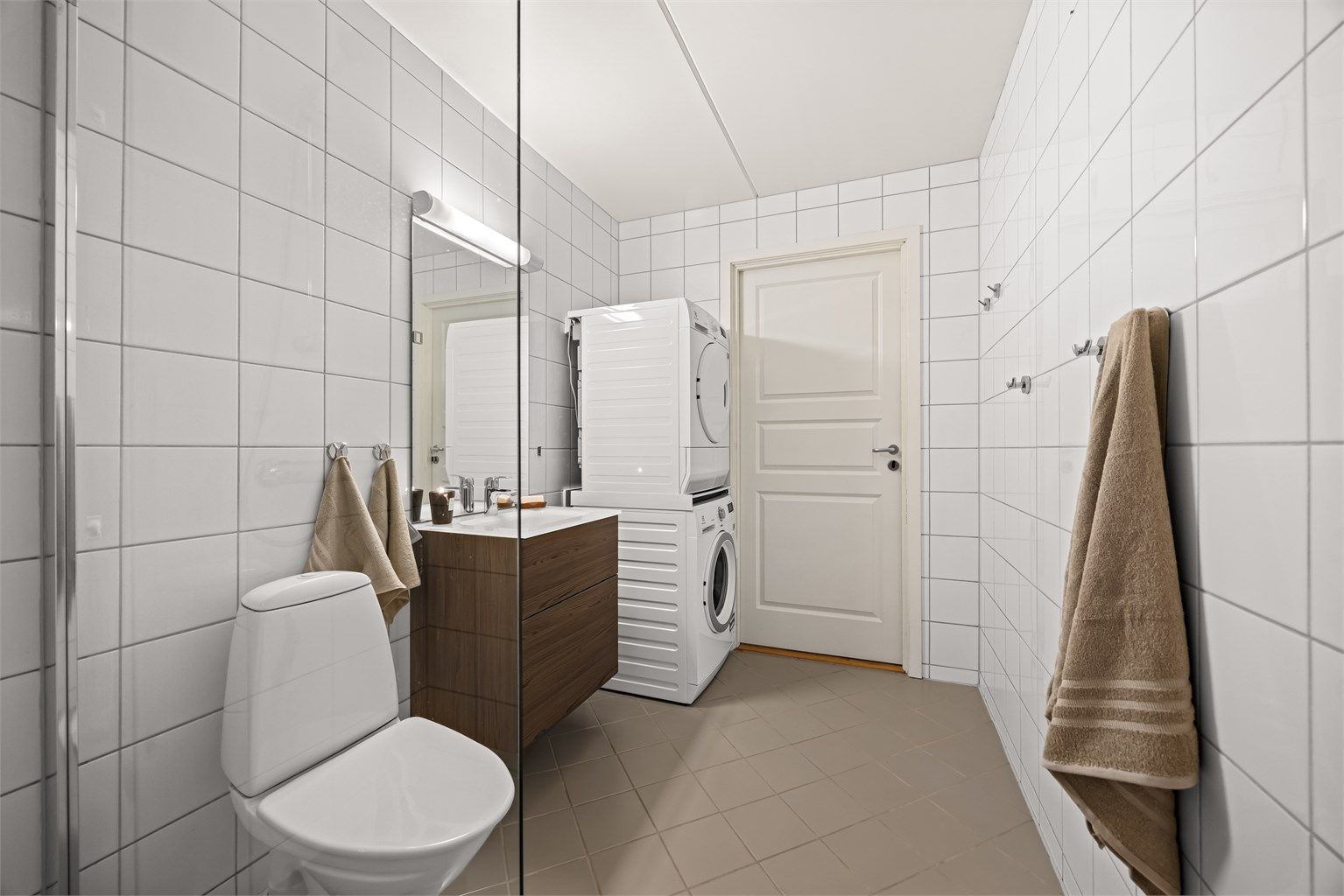 Baderomsinnredning fra Comfort (2019) og opplegg for vaskesøyle.