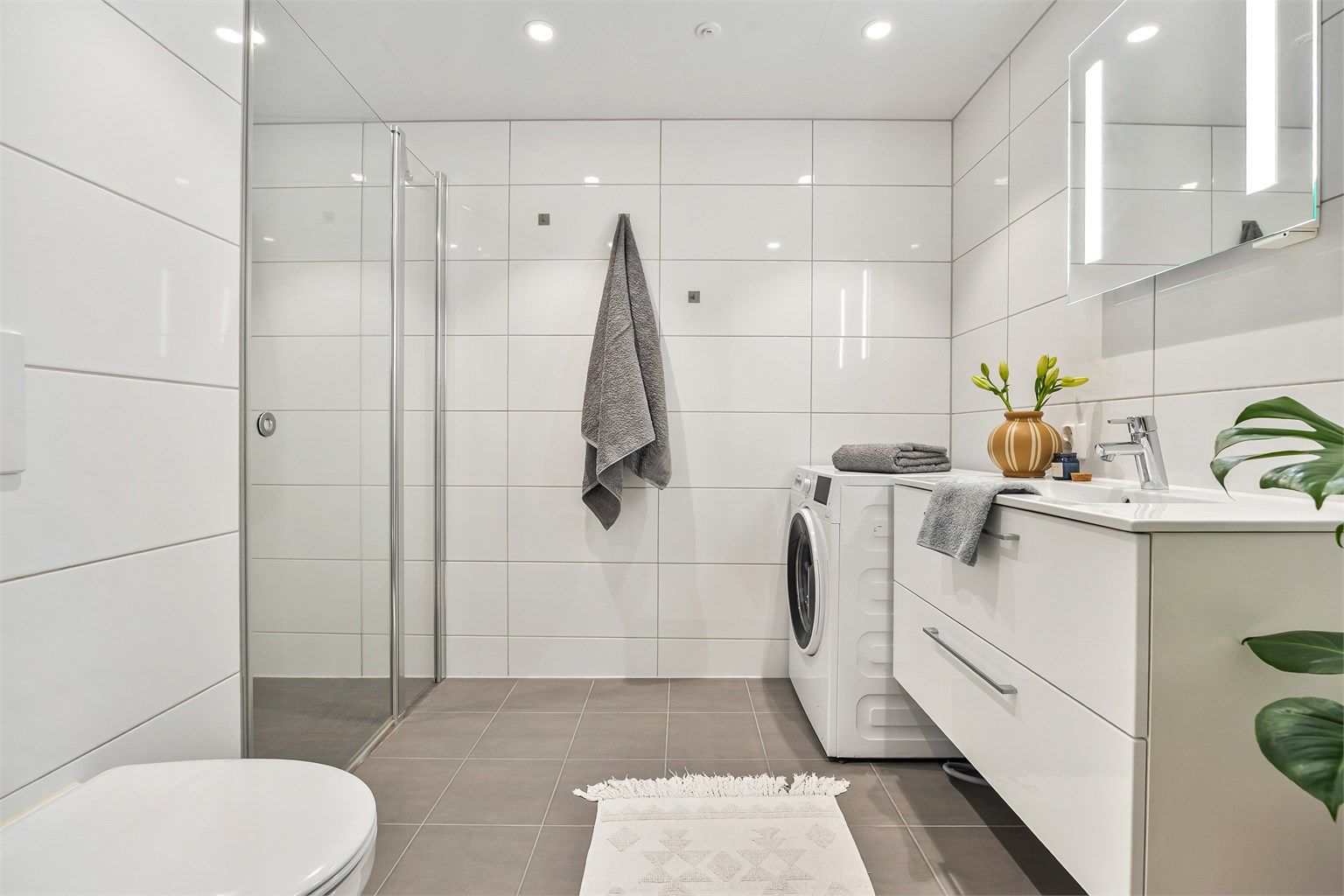 Stilrent bad med downlights i tak og gulvvarme.