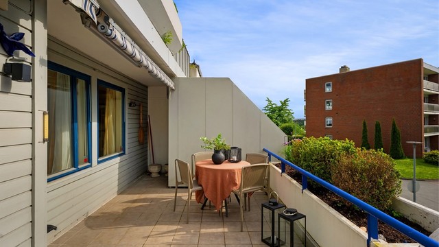 Terrassen har mye sol og fint utsyn