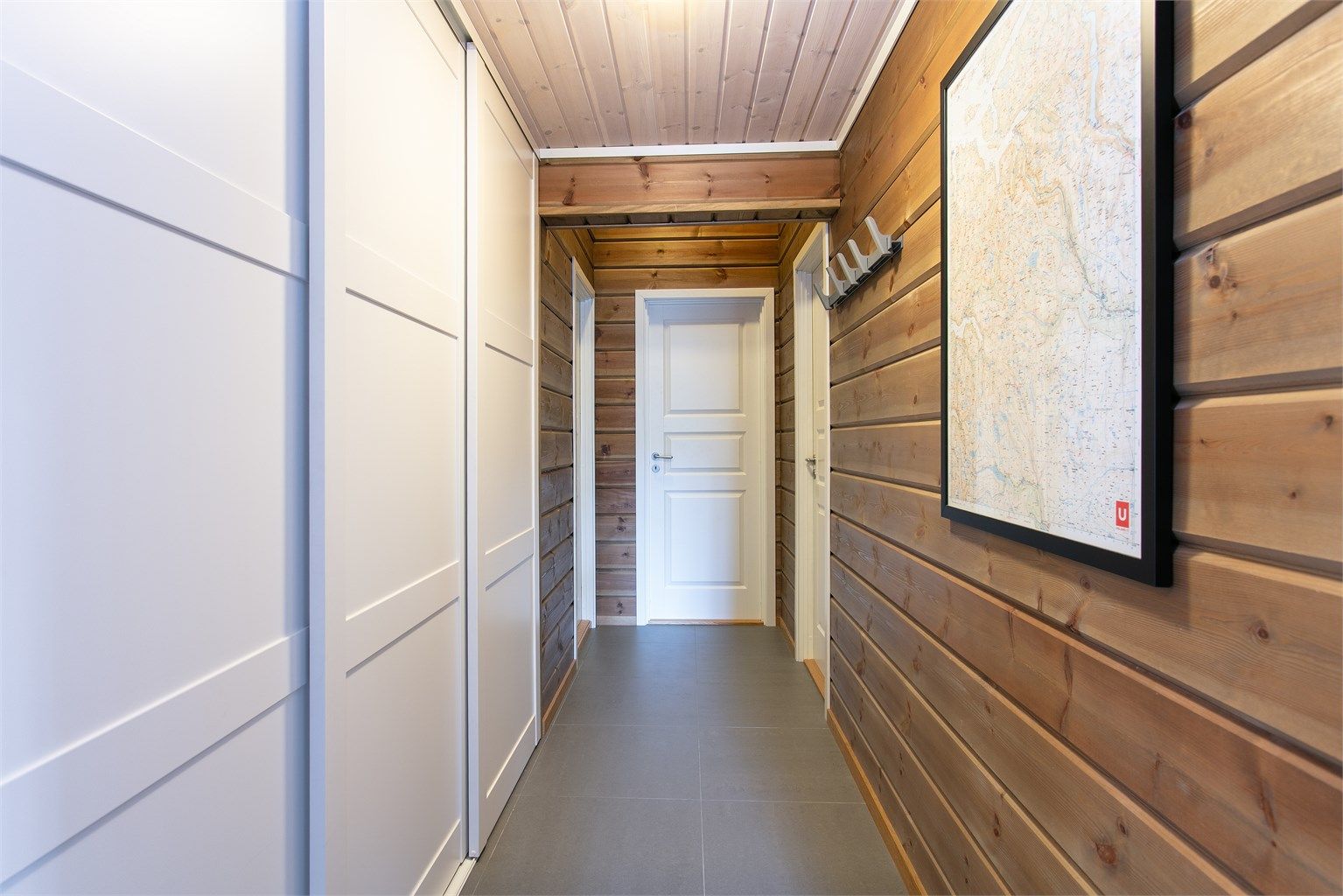 I gangen er det montert en romslig skyvedørsgarderobe for effektiv oppbevaring.