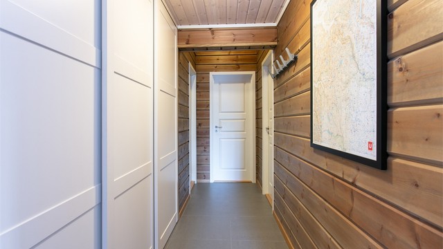 I gangen er det montert en romslig skyvedørsgarderobe for effektiv oppbevaring.
