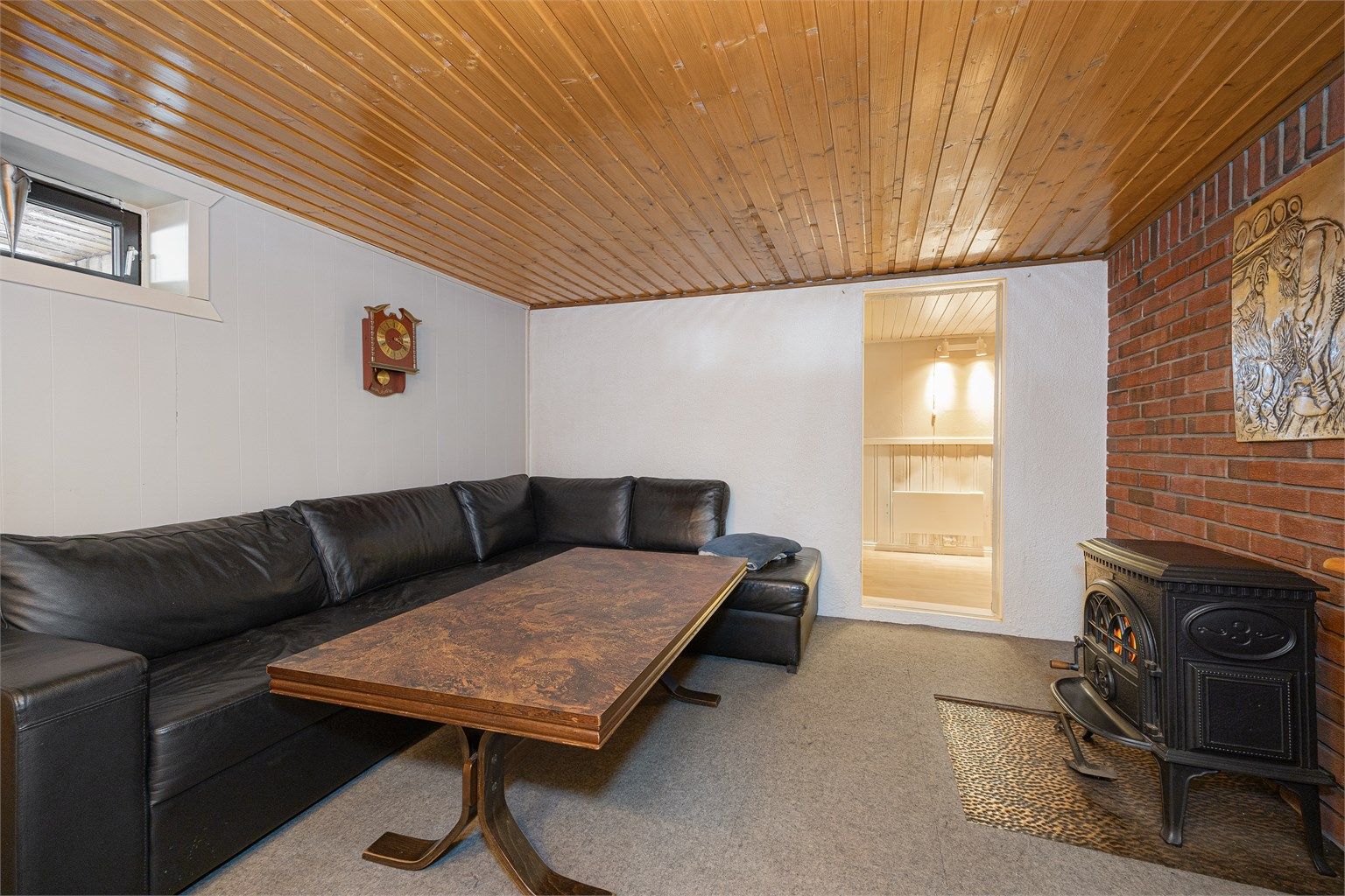 Rommet gir ekstra plass og kan fungere som en ekstra stue eller hobbyrom.