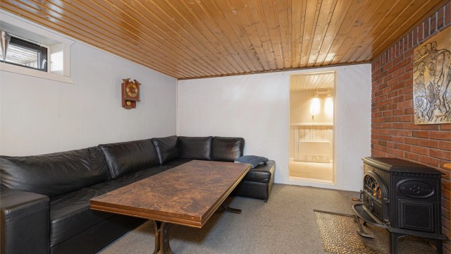 Rommet gir ekstra plass og kan fungere som en ekstra stue eller hobbyrom.