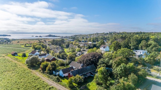 Velkommen til Oppegårdsveien 71! Her bor du i et rolig og barnevennlig område med spektakulære naturopplevelser, langstrakte strender og skjærgården rett på utsiden av døren.
