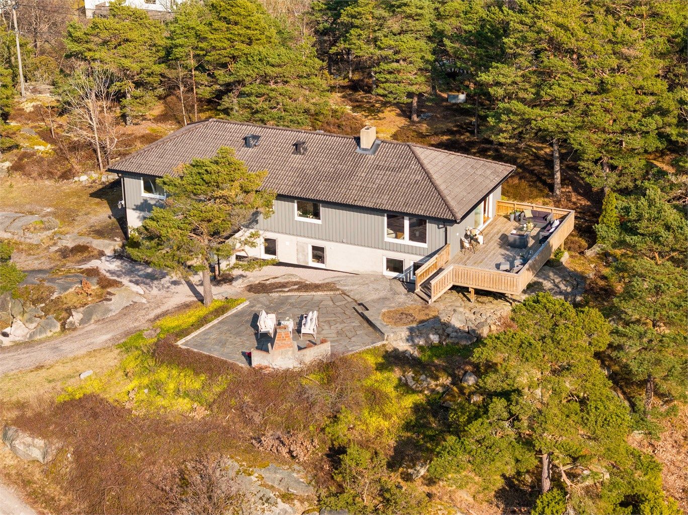 I senere år er boligen påkostet med en rekke oppgraderinger, utvendig som innvendig. Godkjent hybel er etablert i underetasjen.