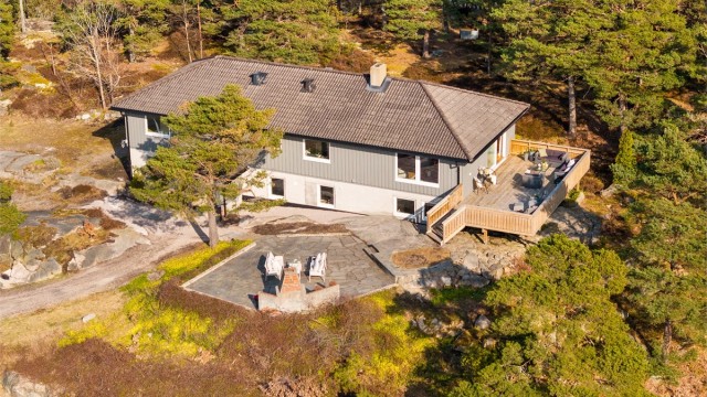 I senere år er boligen påkostet med en rekke oppgraderinger, utvendig som innvendig. Godkjent hybel er etablert i underetasjen.