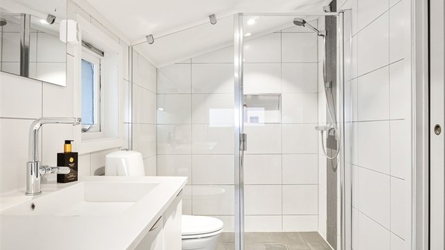 Badet ble oppgradert med membran, overflater, innredning og inventar i 2014