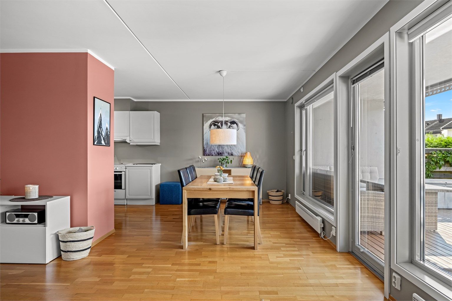 Spisestuen er plassert i tilknytning til både kjøkkenet og terrassen. Plass til en stor spisestue hvor man kan samle familie og venner for hyggelige stunder. 