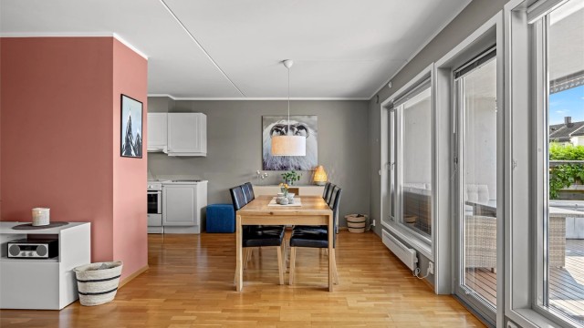 Spisestuen er plassert i tilknytning til både kjøkkenet og terrassen. Plass til en stor spisestue hvor man kan samle familie og venner for hyggelige stunder.