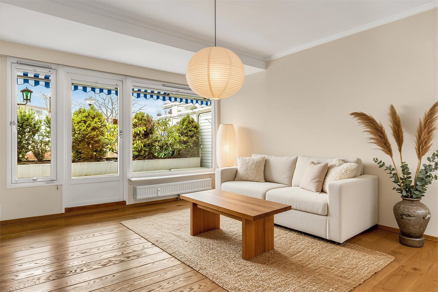 Det store oppholdsrommet er særdeles romlig og møbleringsvennlig. Digitalt stylet bilde.