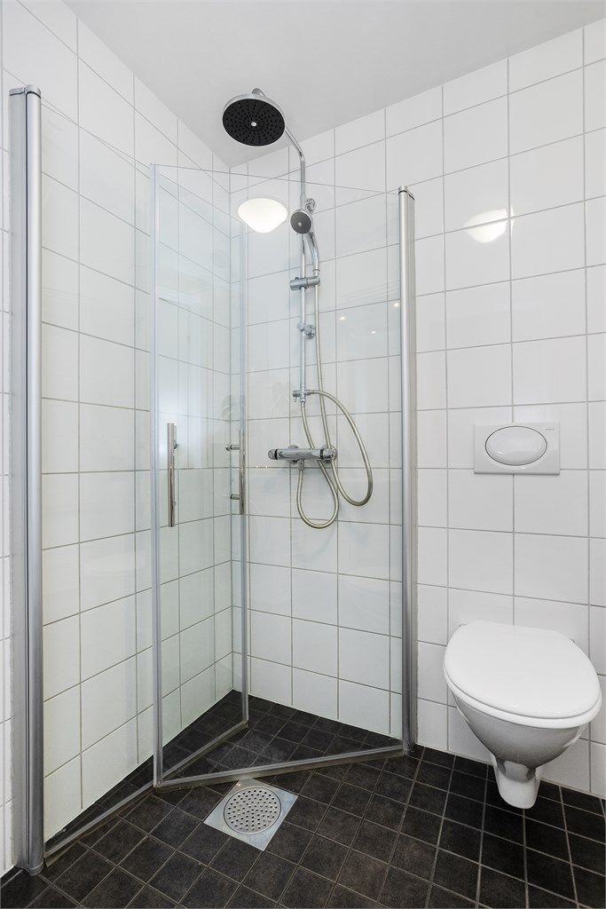 Dusjarmatur med både hånddusj og regnfallsdusj.