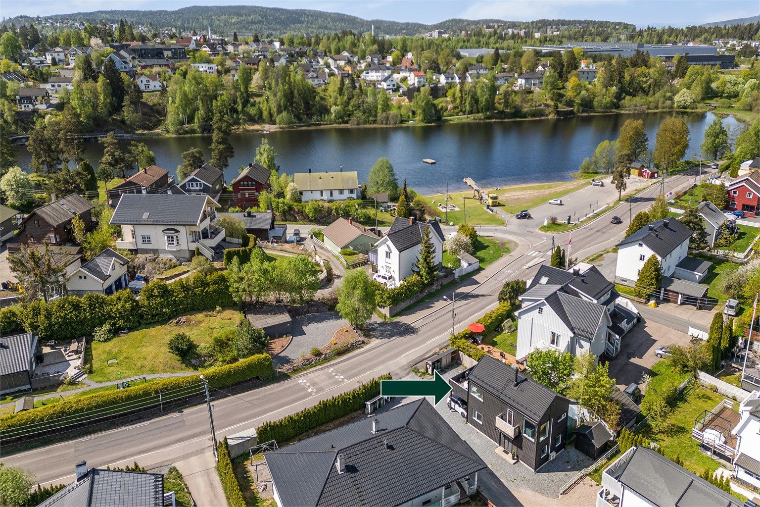 Med Langvannet like i nærheten, kan du glede deg over badeaktiviteter og avslappende stunder ved vannkanten, samt utforske de fantastiske turområdene og de ulike sittegruppene.