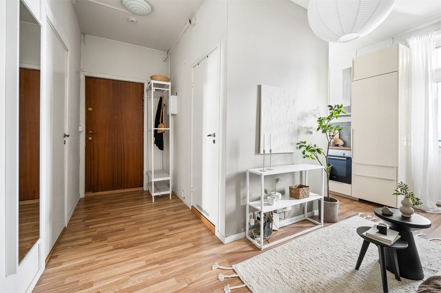 Romslig entré med plass til oppbevaring. Lys stue med store vindusflater fra 2021 og utgang til balkong. 