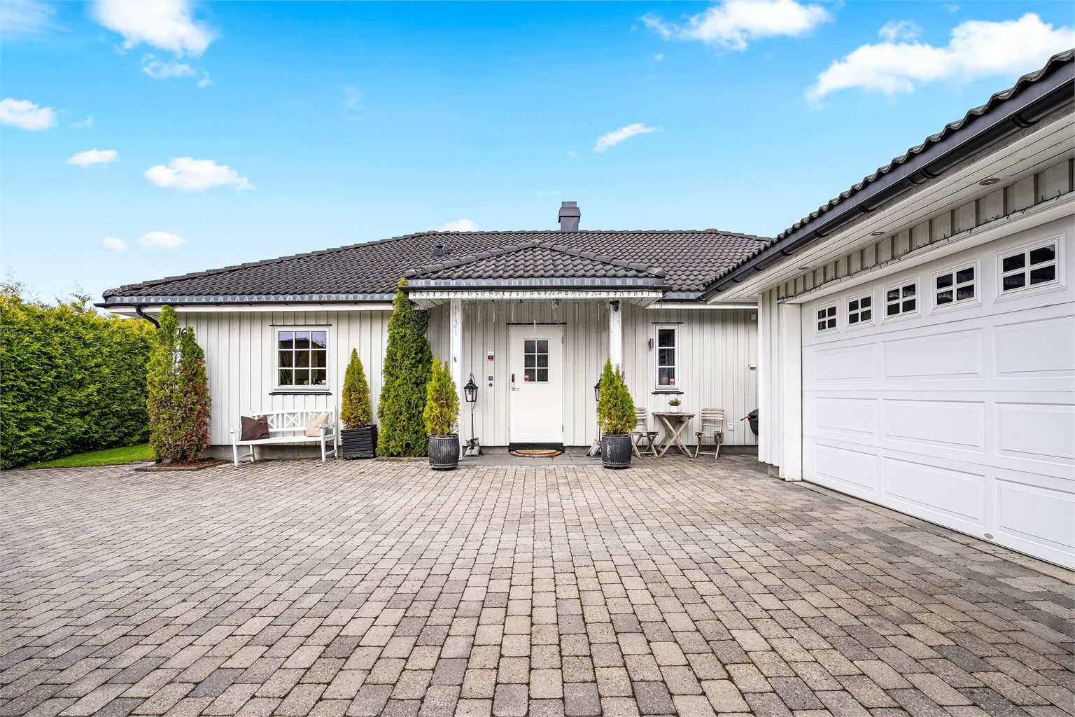 Eneboligen har et hyggelig overbygget inngangsparti. 