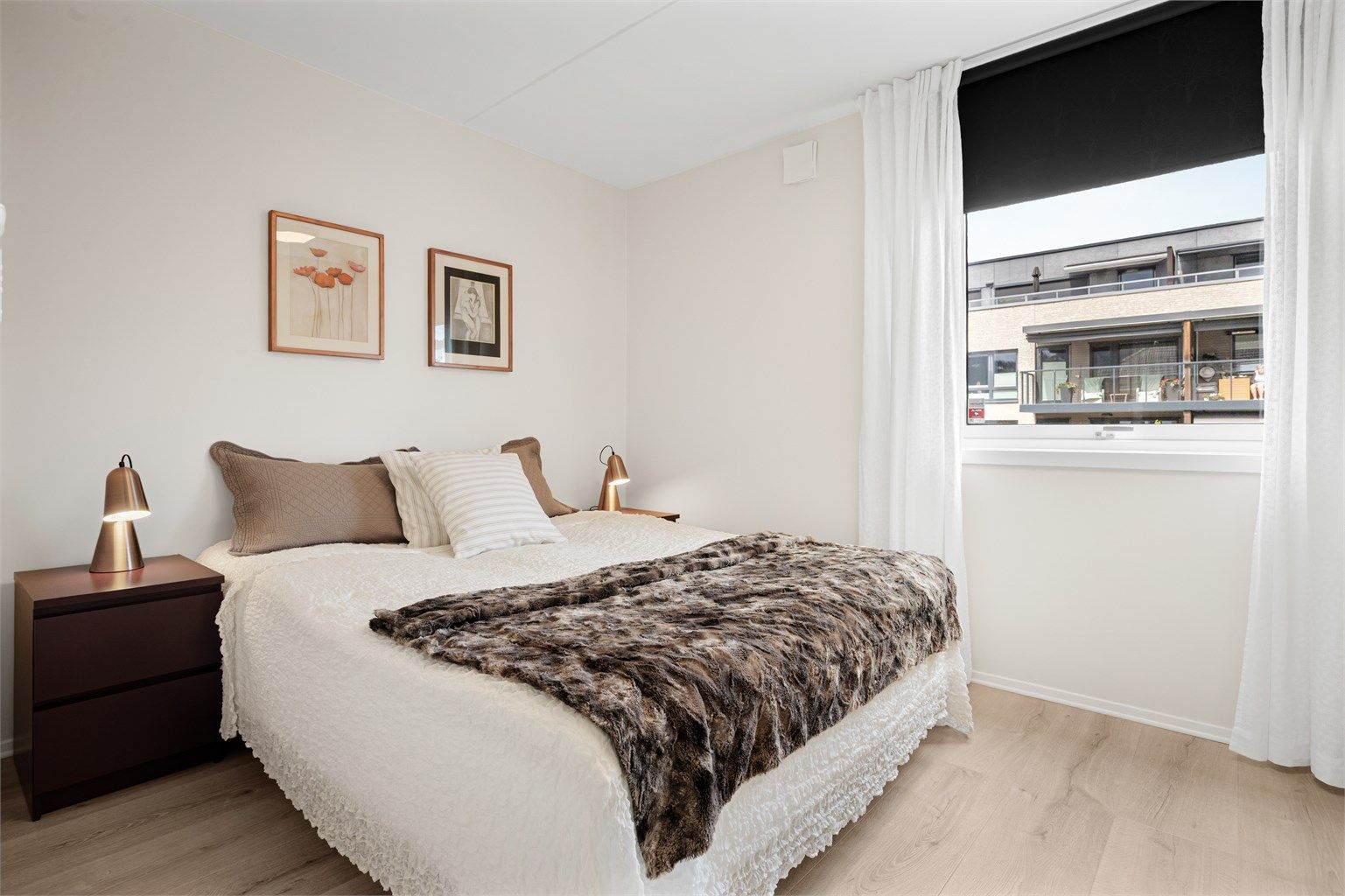 Hovedsoverommet har Elfa eik skyvedørsgarderobe med innredning (B 2,72m). 