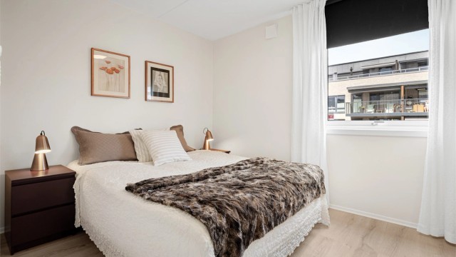 Hovedsoverommet har Elfa eik skyvedørsgarderobe med innredning (B 2,72m).