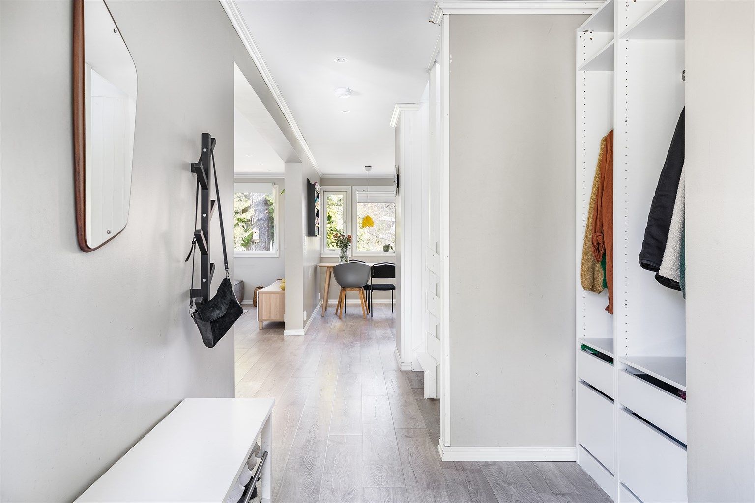 I gangen medfølger åpne garderobeskap fra Kvik som oppbevarer yttertøyet lett tilgjengelig.