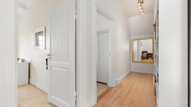 Gjennomgående bruk av profilerte innerdører i hele etasjen.