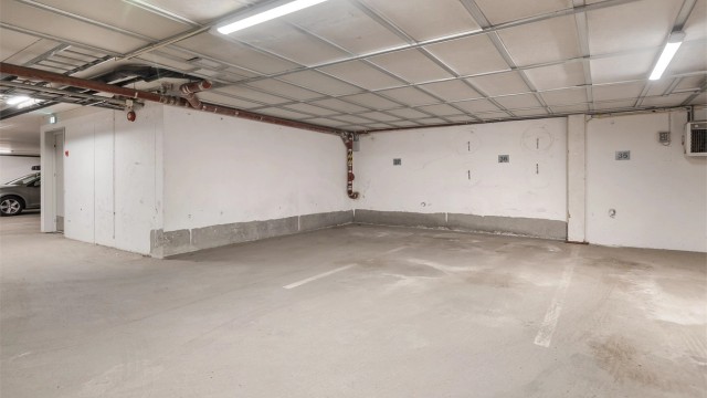 Det medfølger en garasjeplass (nr. 36) i felles, oppvarmet garasjeanlegg i kjeller. Det er tilrettelagt for montering av elbil-lader på plassen
