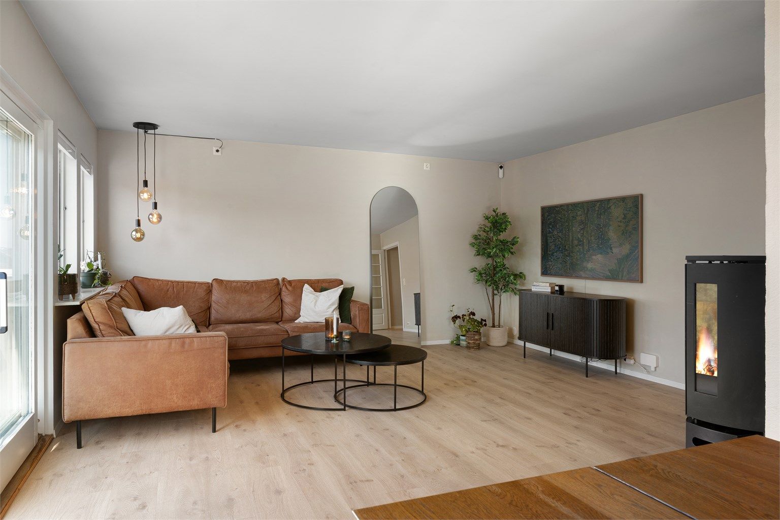 Stuen er av god størrelse, noe som gir gode møbleringsmuligheter. Foto Kristine Tofte.