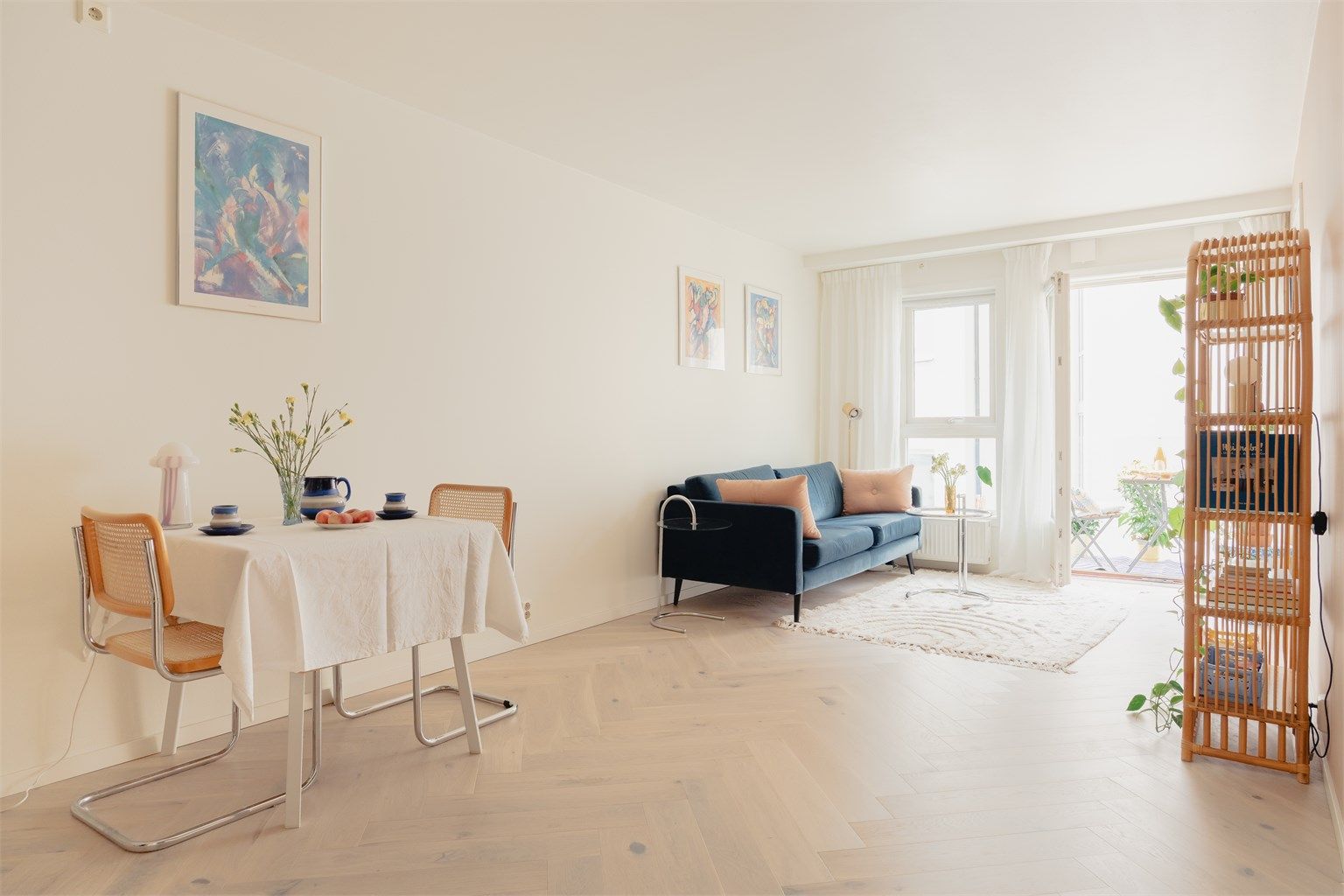 Lys og romslig stue med god plass til å møblere med sittegruppe med tilhørende møblement.