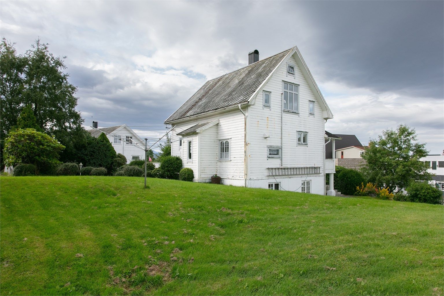 Tomten byr på rikelig med uteplass for hele familien.