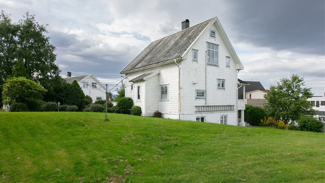Tomten byr på rikelig med uteplass for hele familien.
