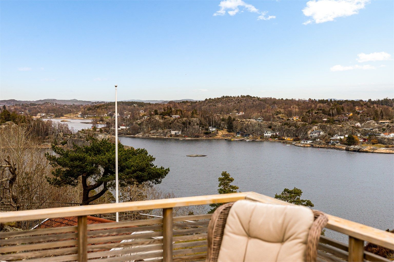 Fra eiendommen får du nydelig utsikt og full kontroll over båtlivet på sjøen en varm sommerdag.