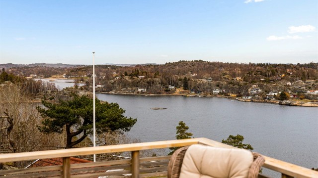 Fra eiendommen får du nydelig utsikt og full kontroll over båtlivet på sjøen en varm sommerdag.