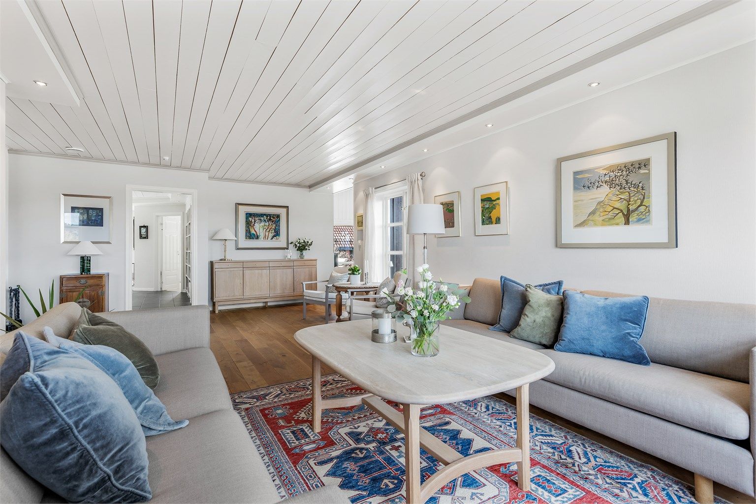 Lys og fin stue med god plass til sittegruppe og TV-område. Fra stuen er det delvis åpen løsning mot spisestuen og vinterhagen.