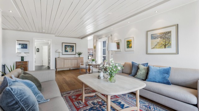 Lys og fin stue med god plass til sittegruppe og TV-område. Fra stuen er det delvis åpen løsning mot spisestuen og vinterhagen.