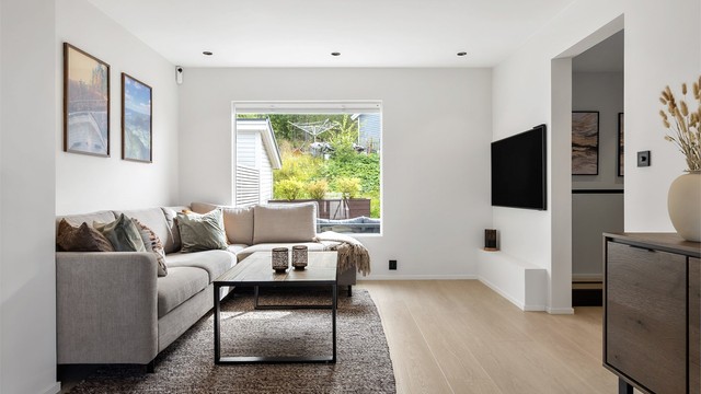 Det er god plass til å sette inn en sofagruppe i stuen