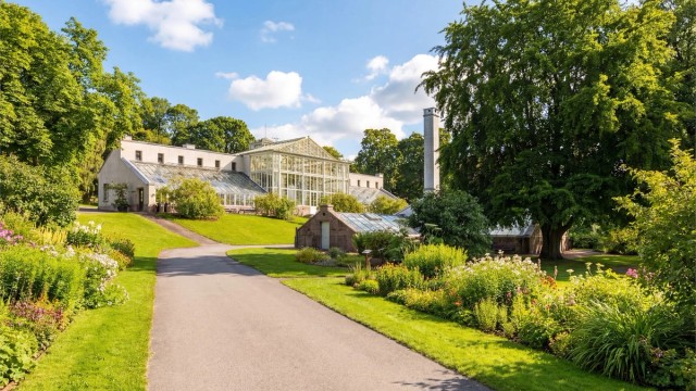 Botanisk hage på Tøyen ligger en spasertur unna med flotte grøntarealer og veksthus.