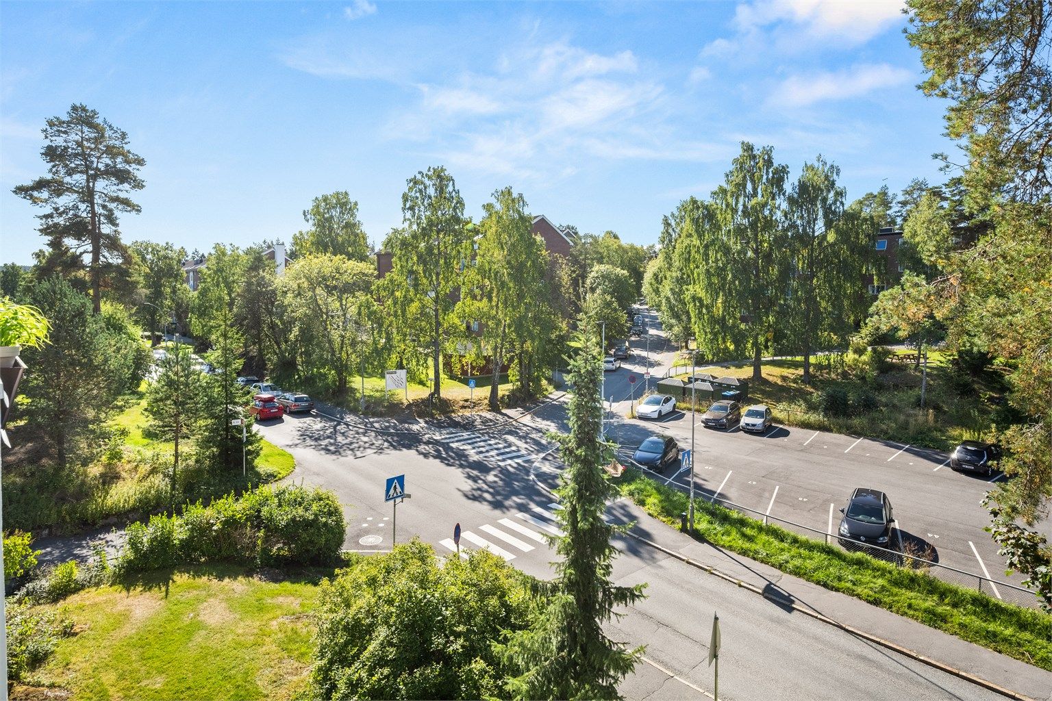 Fra stuen har man et luftig utsyn mot grønne omgivelser og nærområdet, med store vindusflater som gir rommet godt med naturlig lys.