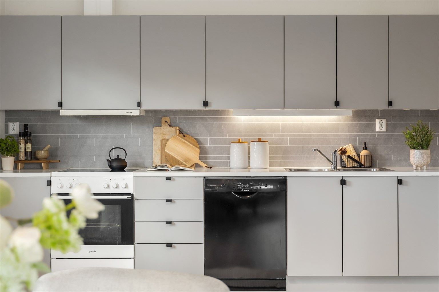 Kjøkkeninnredning fra Ikea med laminatbenkeplate.